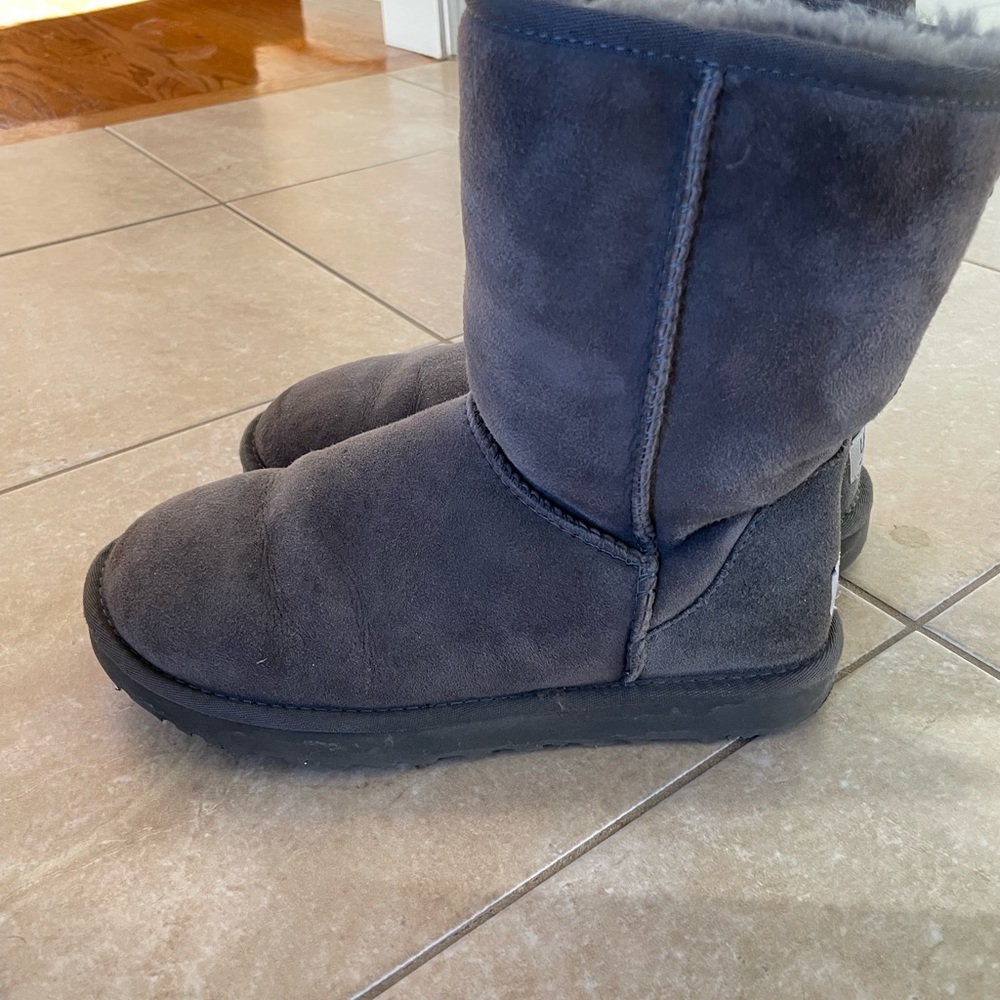 Grey classic short ugg